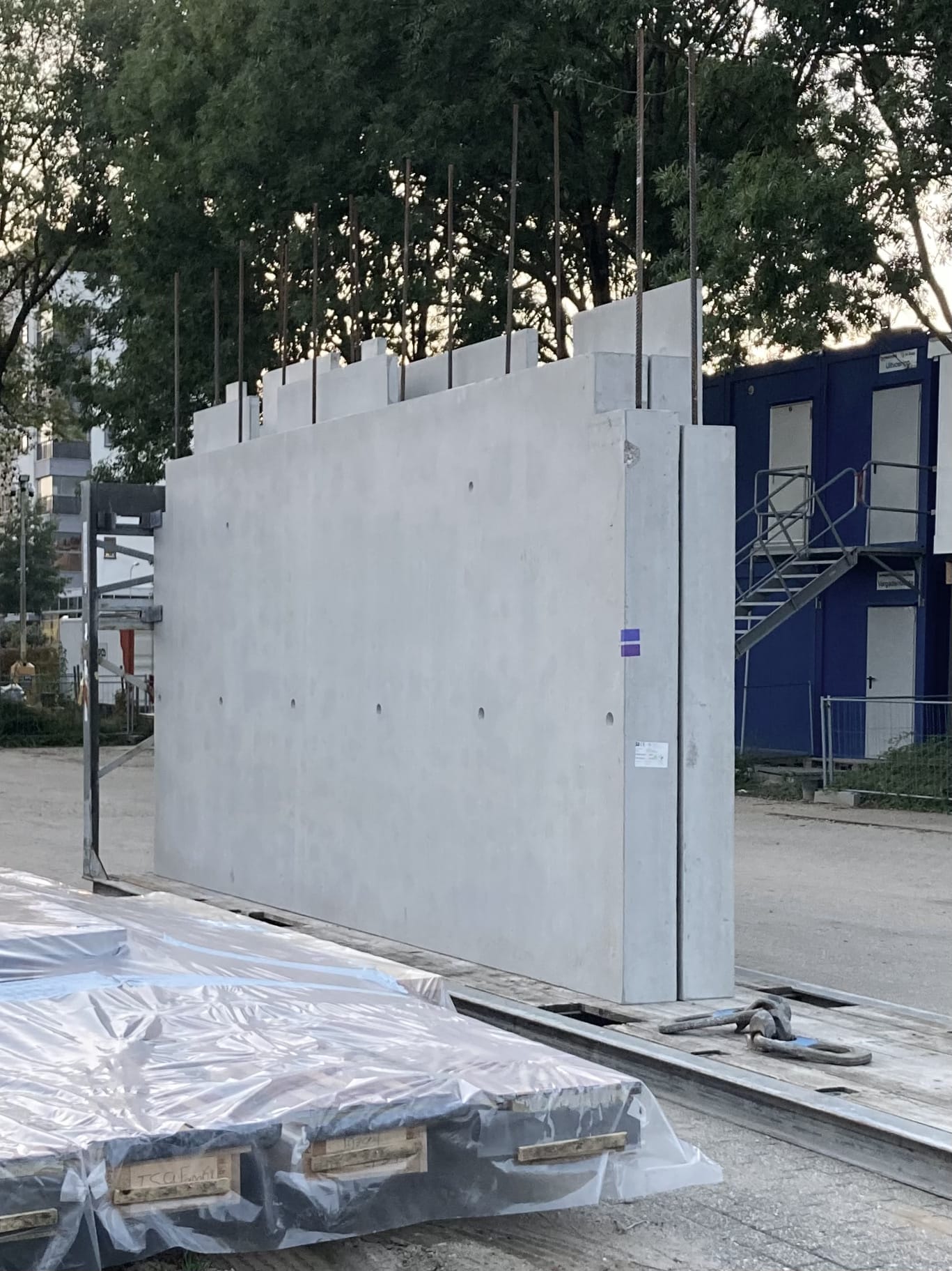 Passer by, Erris Huigens at FORM